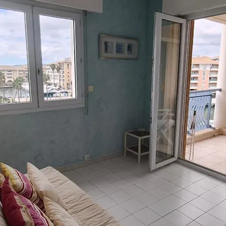 Vue Sur La Marina De *
