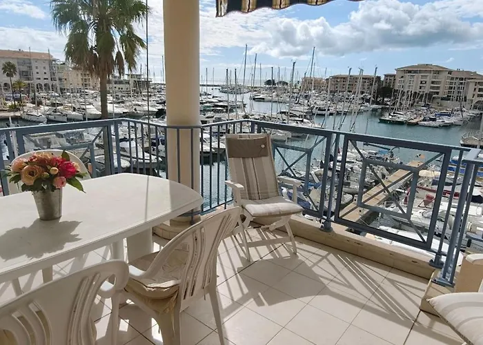 Vue Sur La Marina De * Fréjus